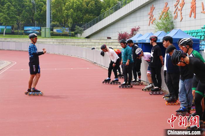 合肥滨湖轮滑场的90后台青林家荣:从冠军到教练