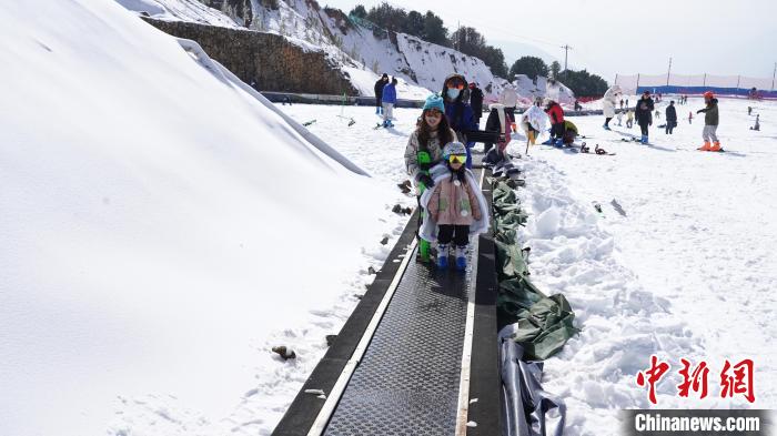 春城昆明的冰雪奇缘：从室内冰场到轿子山滑雪