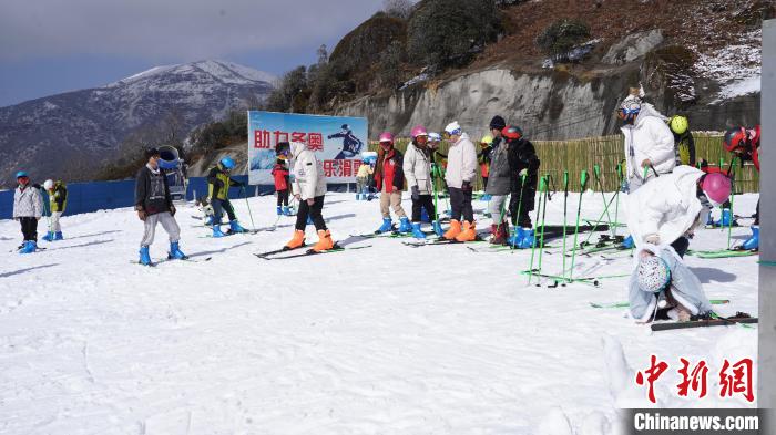 春城昆明的冰雪奇缘：从室内冰场到轿子山滑雪