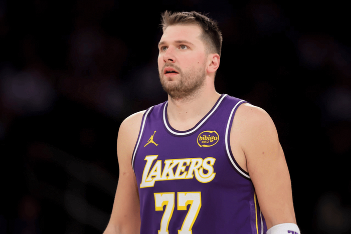 火箭第三节单节轰37分反超湖人 东契奇狂砍30分难