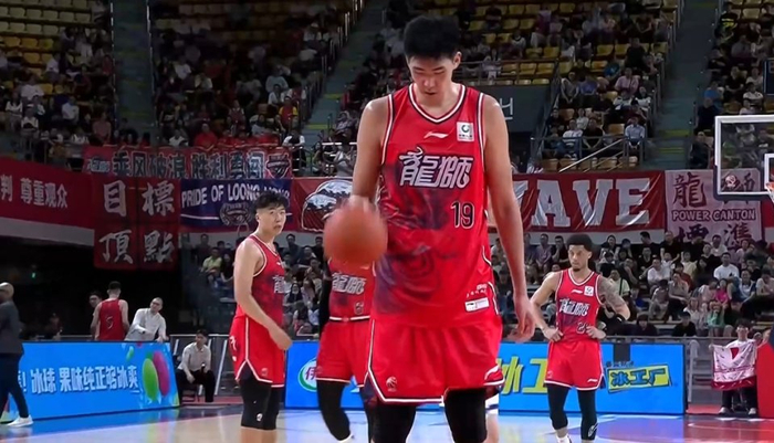 北控主帅张庆鹏面临压力，多支球队争夺常规赛