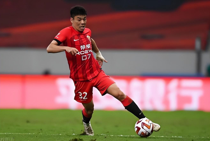 李帅王燊超左后卫之争引热议 上港双核竞争助力